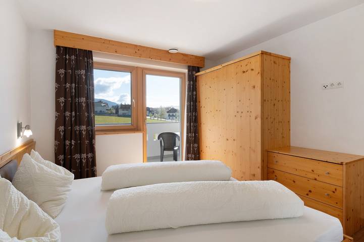 Hel lejlighed, Holiday Apartment "Stiflerhof Apt Enzian" with Mountain View, Shared Garden & Wi-Fi in Issing, Pfalzen