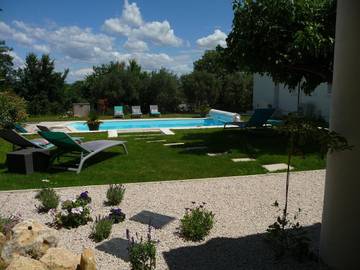 Gîte pour 2 personnes, avec jardin et terrasse ainsi que piscine et vue à Abeilhan
