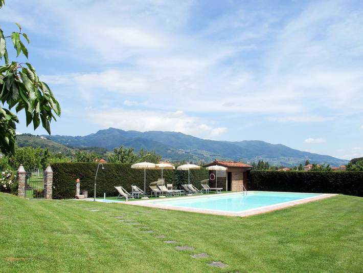 Vacation rental for 4 people, with yard and pool in Lucca