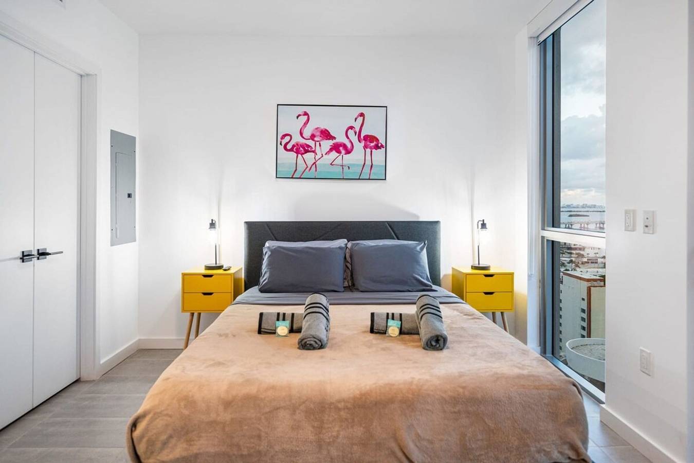 Entire studio, Wake Up to City Views     Pool Gym   High speed Wifi in Miami, Florida