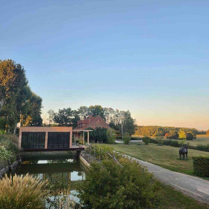 Villa pour 12 personnes, avec Terrasse et Jardin ainsi que Piscine et Vue sur le lac