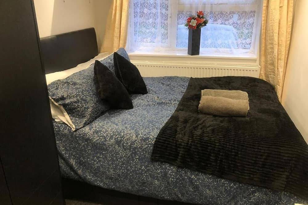 Entire apartment, 1 bed Studio - Sleeps 2 - Free Parking in Coventry, Birmingham Area