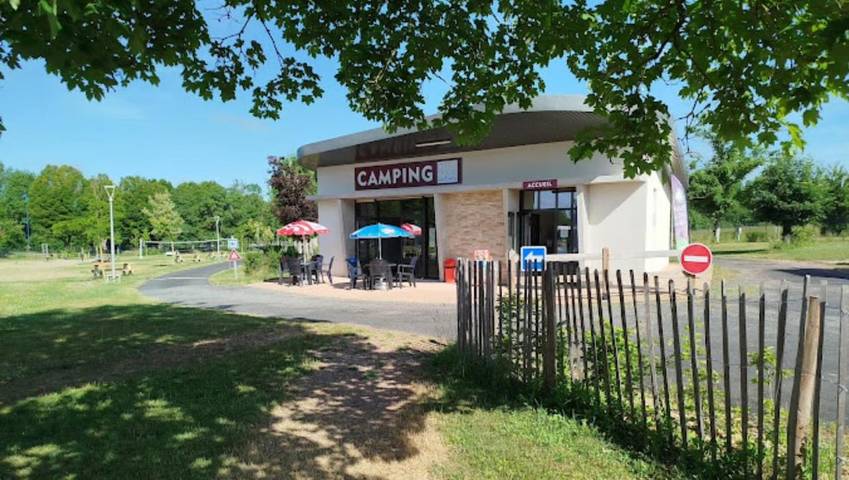 Parc de vacances pour 4 personnes, avec Terrasse ainsi que Jardin et Piscine