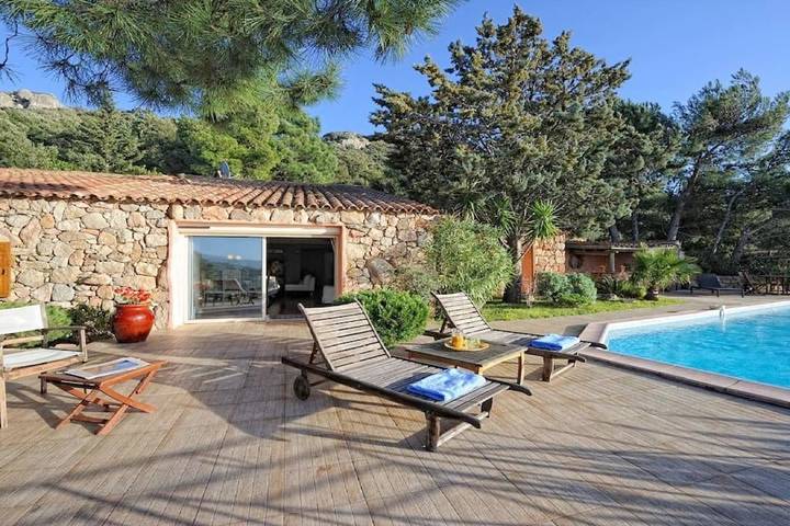 Villa pour 12 personnes, avec vue ainsi que jardin et piscine, adapté aux familles à Figari - 4