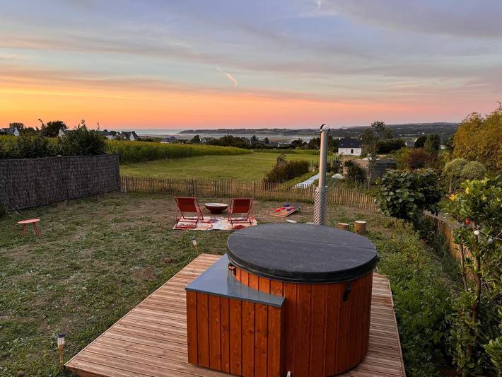 Appartement de vacances entier, Tiny House 'Bada' avec Vue mer, bain nordique, terrasse privée et Wi-Fi in Langueux, Côte de Goëlo