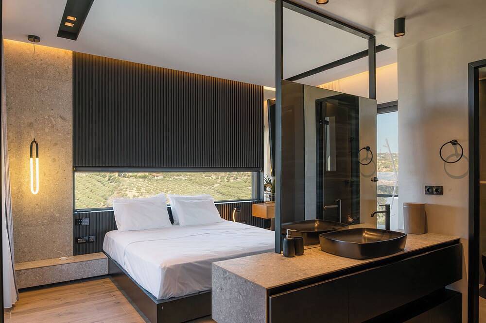 A Tranquil Gem with Panoramic Seaview & Easy Access to Heraklion Town in Region Heraklion