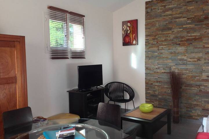 Entire apartment, At the heart of the village, calm, relaxation and comfort ... in Jonquerettes, Vaucluse