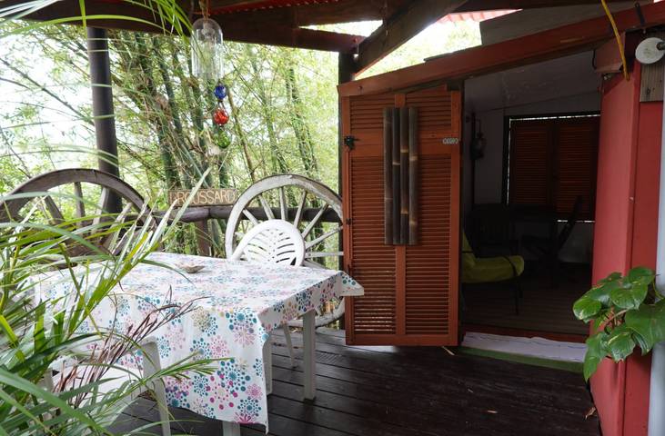 Maison de campagne pour 6 personnes, avec balcon ainsi que jardin et piscine à Païta