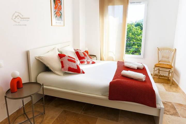 Location de vacances pour 6 personnes, avec terrasse ainsi que jardin et piscine à Saint-Étienne-du-Grès - 4