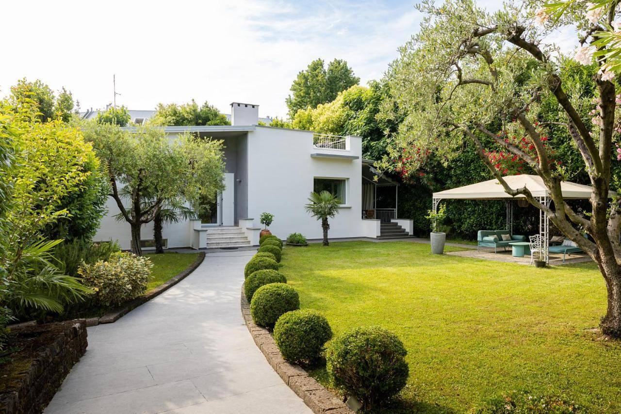 Villa Colli Storici - Private Garden and Garage, 50m from Lake in Rivoltella del Garda, Desenzano del Garda