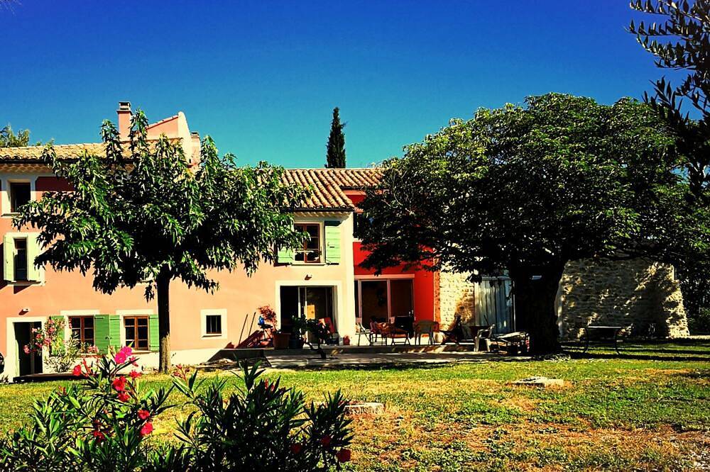Gîte pour 3 Personnes dans Mormoiron, Parc naturel régional du Mont-Ventoux