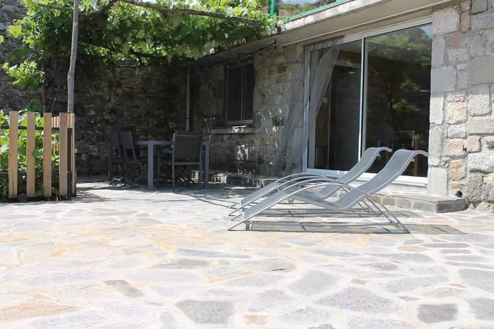 Gîte pour 4 personnes, avec vue et terrasse à Pied-de-Borne - 2