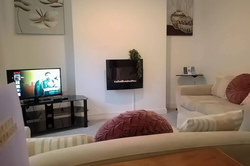 Hope Haven - Stylish Sa, Sleeps 5 in Leigh, Grand Manchester