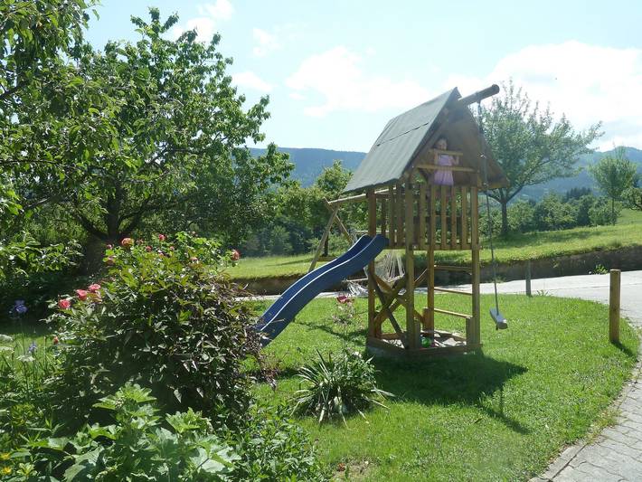 Ganze Ferienwohnung, Ferienwohnung Kathi - Ferienwohnung mit 2 separaten Schlafzimmern, Wohnraum mit Kachelofen, Bergblick in Samerberg, Bayerische Alpen