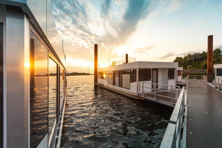 Boot für 4 Personen, mit Terrasse und Sauna sowie Seeblick und Ausblick in Bremen