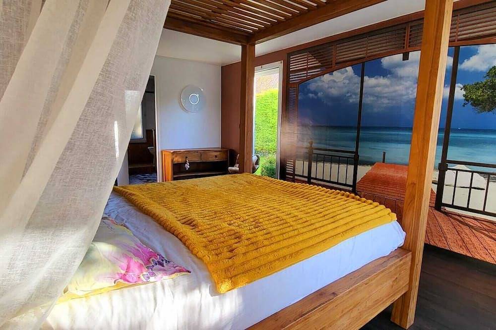 Villa Seychelles, swimming pool, tropical garden, wooden terrace, close to the sea in Nieul-sur-Mer, Región de La Rochelle
