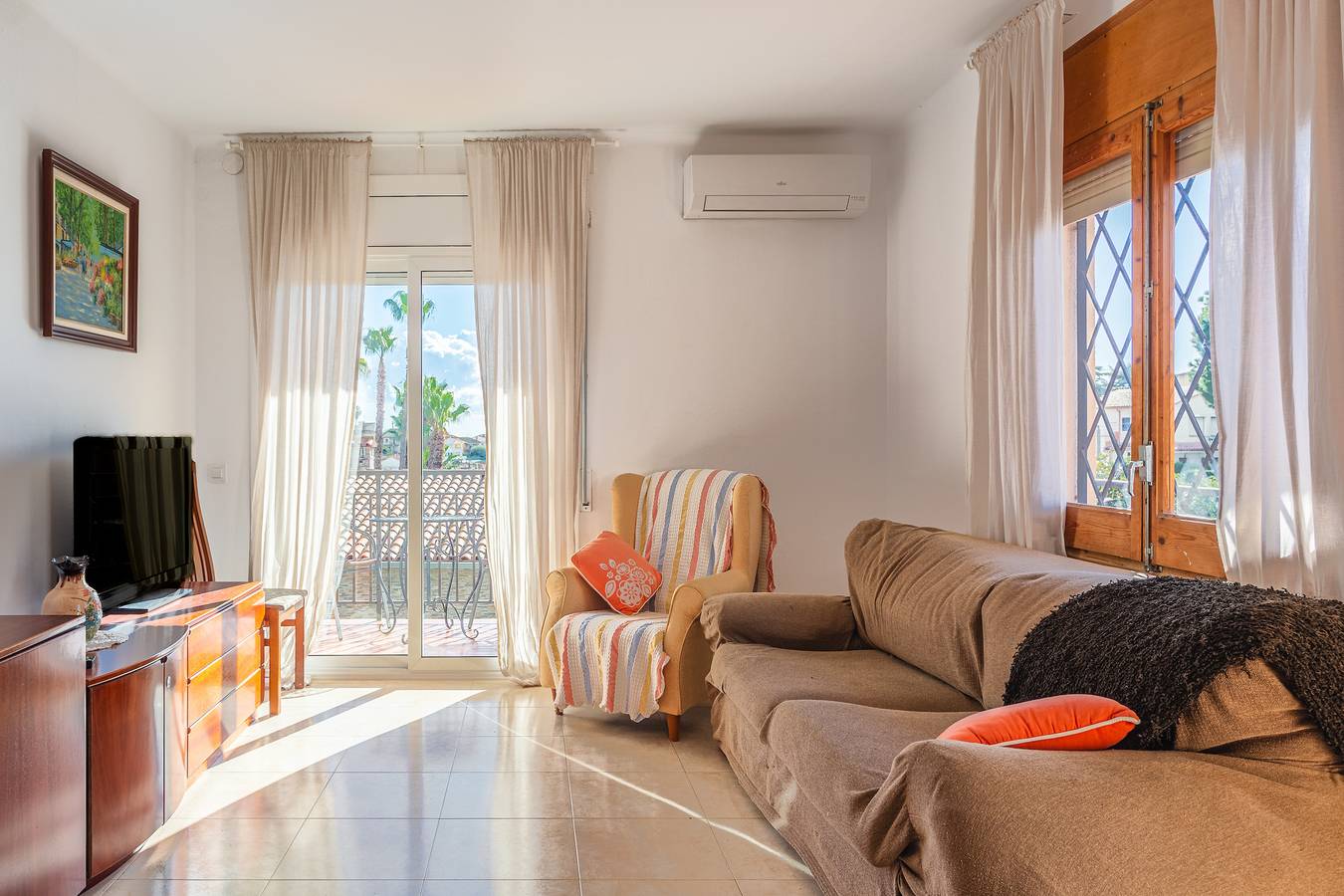 Apartamento entero, Casa de vacaciones 'Durero' con vistas a la montaña, Wi-Fi y aire acondicionado in Pineda de Mar, Costa del Maresme
