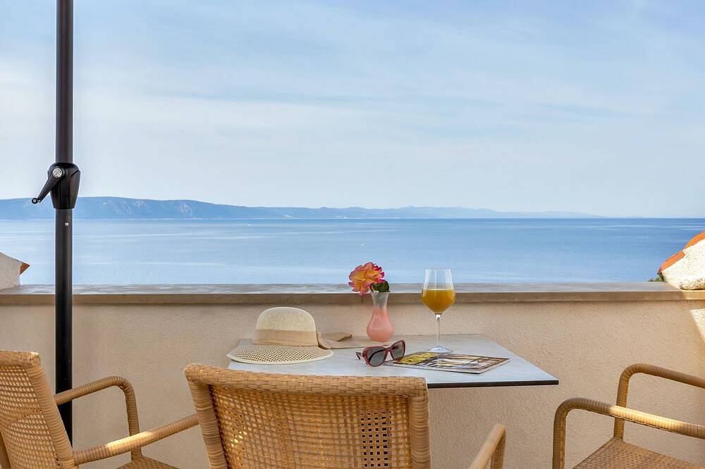 Ganze Wohnung, Villa Margitta mit Pool, Tennisplatz und Meerblick in Drašnice, Makarska Riviera