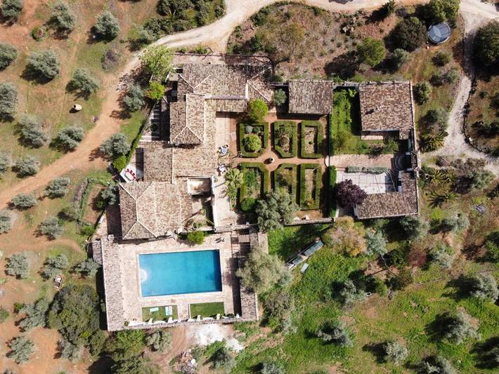 Chalet para 20 personas, con Balcón y Terraza además de Jardín y Piscina en Loja