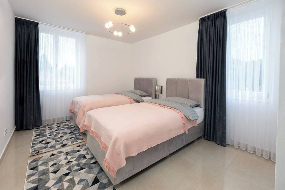 Villa Nova Berlin : Modernes Ferienhaus mit viel Platz für Erholung und Komfort in Treptow - Köpenick, Berlin