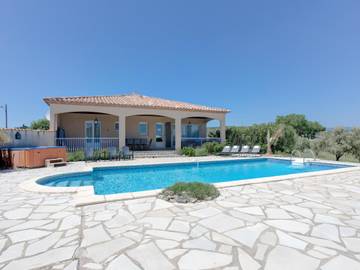 Villa für 8 Personen, mit Garten und Pool sowie Terrasse, mit Haustier in Languedoc-Roussillon
