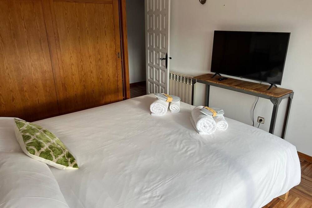 Entire apartment, Penthouse 3 rooms Fireplace, Pool, Terrace & Wi-Fi in Puigcerdà, Catalan Pyrenees