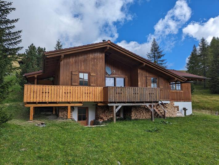 Ferienhaus für 9 Personen, mit Terrasse und Whirlpool sowie Garten und Sauna am Falkertsee