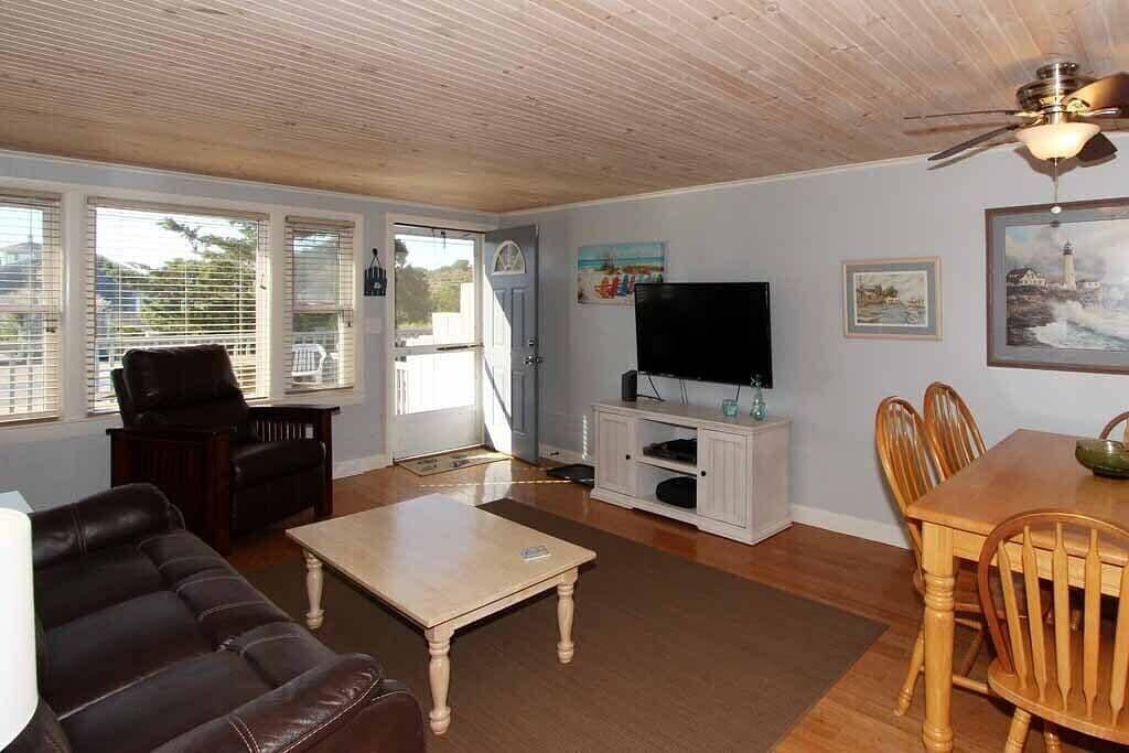 Schöne 3-Zimmer-Ferienhaus mit riesigen Deck und zu Fuß zum Privatstrand! in West Dennis, Dennis