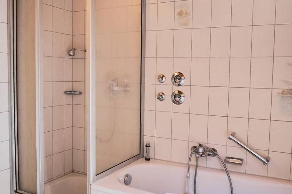 Ganze Wohnung, Ferienwohnung 77qm, 1 Schlafzimmer, Kachelofen, Balkon in Eggstätt, Chiemsee