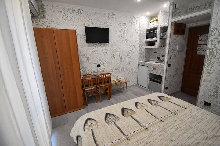Chambre Vichy in Casal Morena, Rome