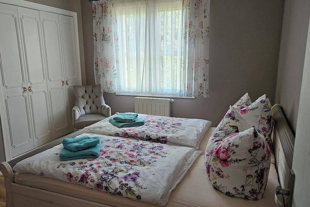 Cozy vacation home with heated pool + whirlpool, sauna. Pet friendly.  in Castillon-du-Gard, Region de Nimes