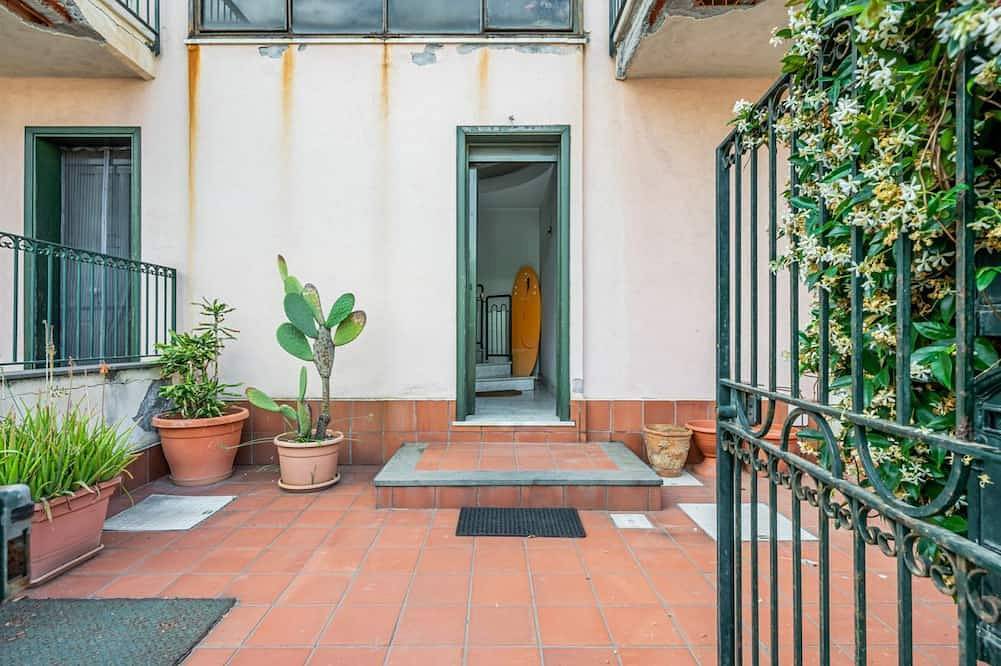Apartamento entero, Sicily Beachside Apartment - 1 Minute to the Shore in Fondachello, Provincia de Catania