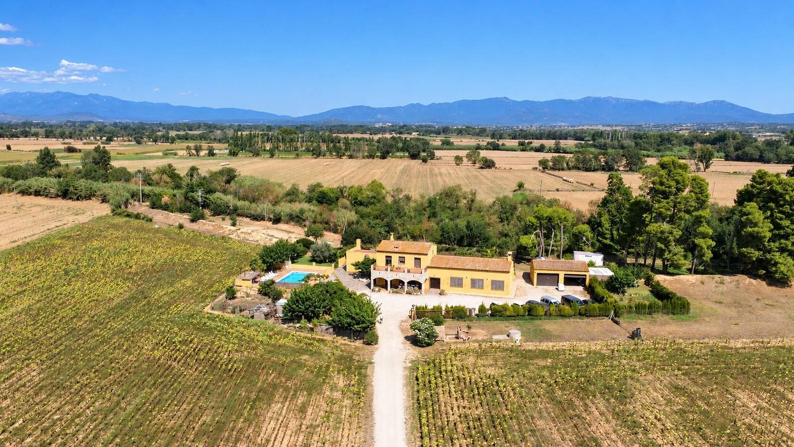 Maison de campagne 'Les Cabretes Vilanova De La Muga' avec vue sur la montagne in Peralada, Haut-Ampurdan