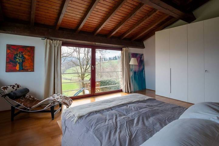 GuestHost - A modern and welcoming 165 square meters villa, perfect for six people. The property is a renovated barn and enjoys excellent views of the Piacenza hills and the city of Piacenza.Guests can enjoy a relaxing and peaceful stay, typical of this in Ponte dell'Olio, Piacenza Provinz