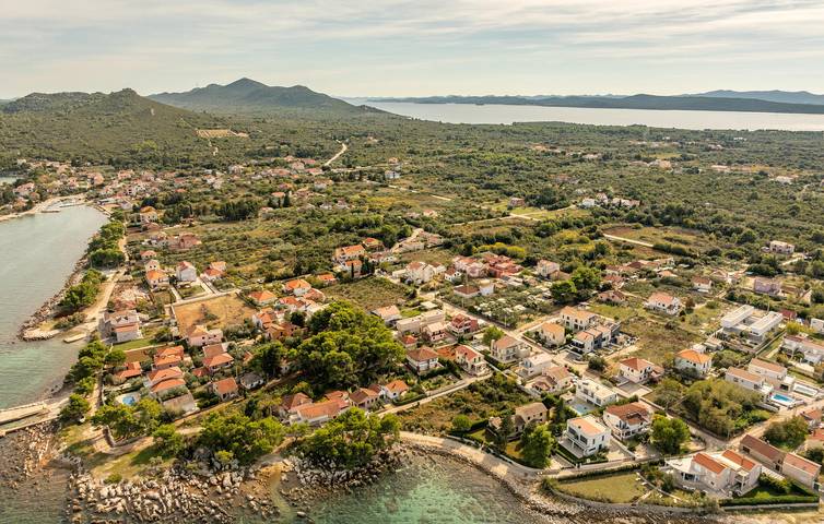 Urlaub am Meer: Modernes Apartment mit Pool und Terrasse, in Strandnähe in Ugljan, Insel Ugljan