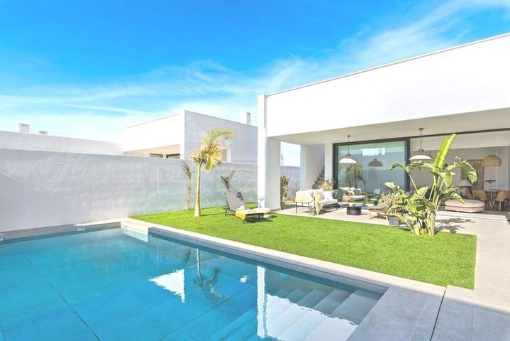Apartamento para 10 personas, con Balcón y Terraza además de Jardín y Piscina en Portopetro