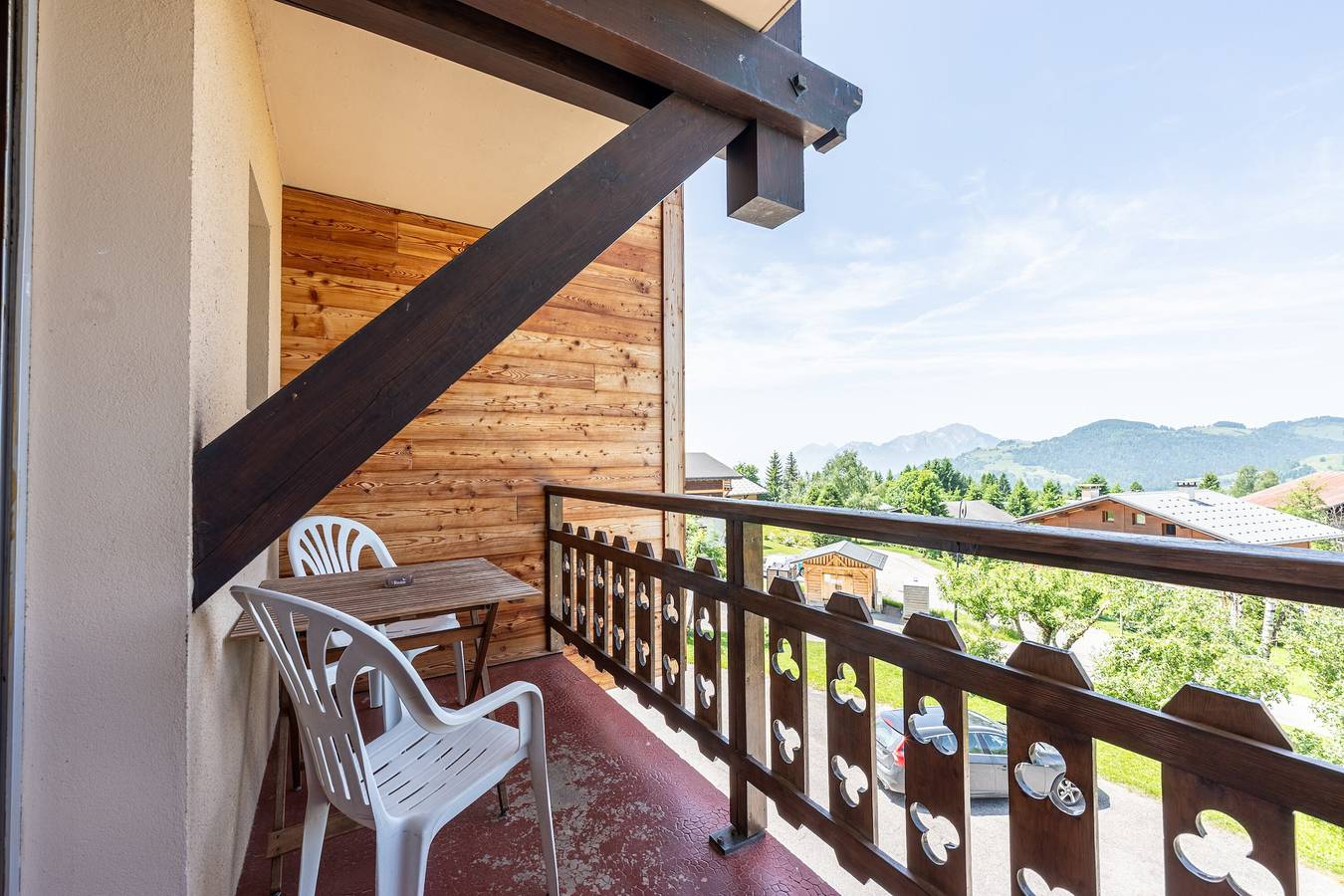 Entire studio, Studio Apartment '14 - Charvin' with Mountain View, Shared Garden and Wi-Fi in Cohennoz, Albertville region
