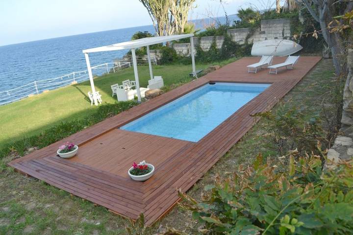 Ferienhaus für 4 Personen, mit Balkon und Terrasse sowie Whirlpool und Garten