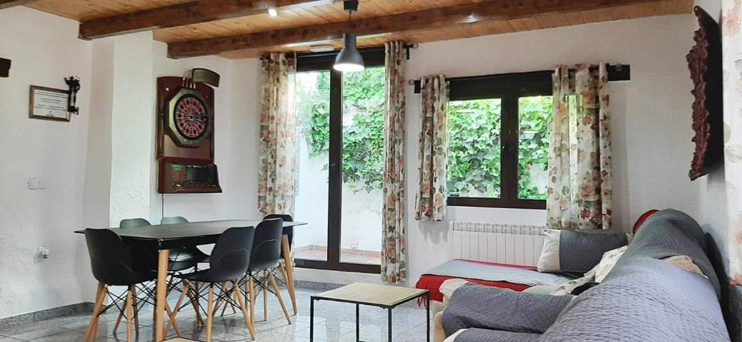 Casa rural para 13 personas, con jacuzzi además de piscina y jardín en La Manchuela