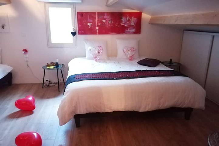 Location de vacances pour 6 personnes, avec terrasse ainsi que jardin et piscine à Bosc - 3