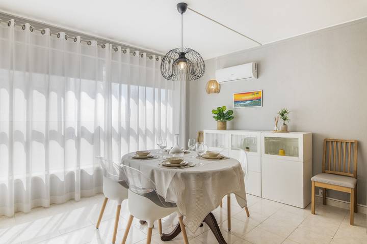 Hel lägenhet, Caprichoso Beachfront Apartment with Shared Pool, Balcony, and Air Conditioning in Armação de Pêra (costa), Armação de Pera