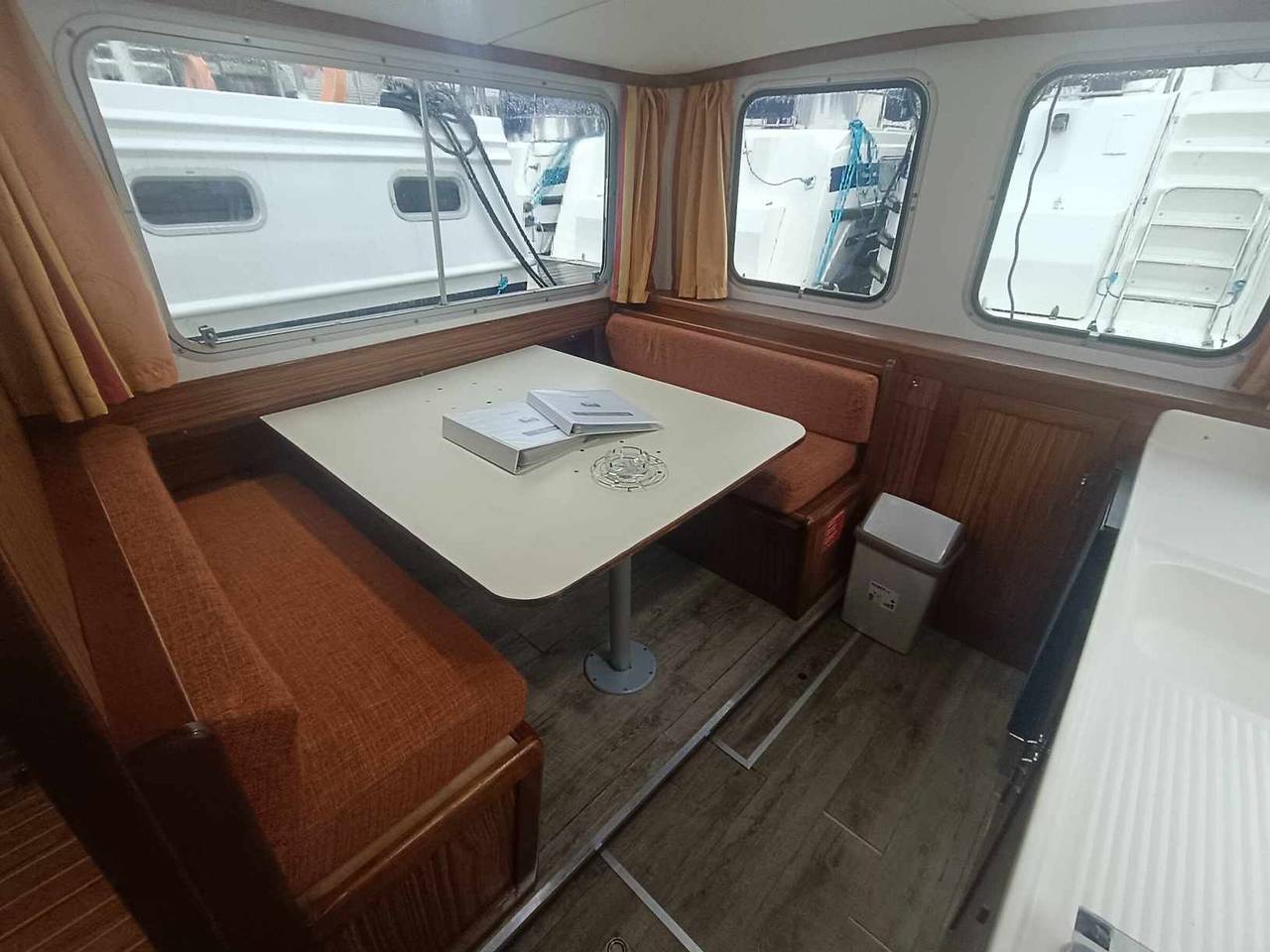 Houseboat for 5 People in Pontailler-sur-Saône, Bourgogne-Franche-Comté