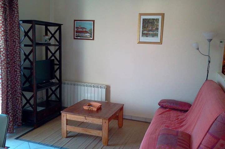 Appartement entier, Gîte à Cambo-Les-Bains : 2 pièces climatisé tt confort - vue panoramique. in Cambo-les-Bains, Région de Bayonne