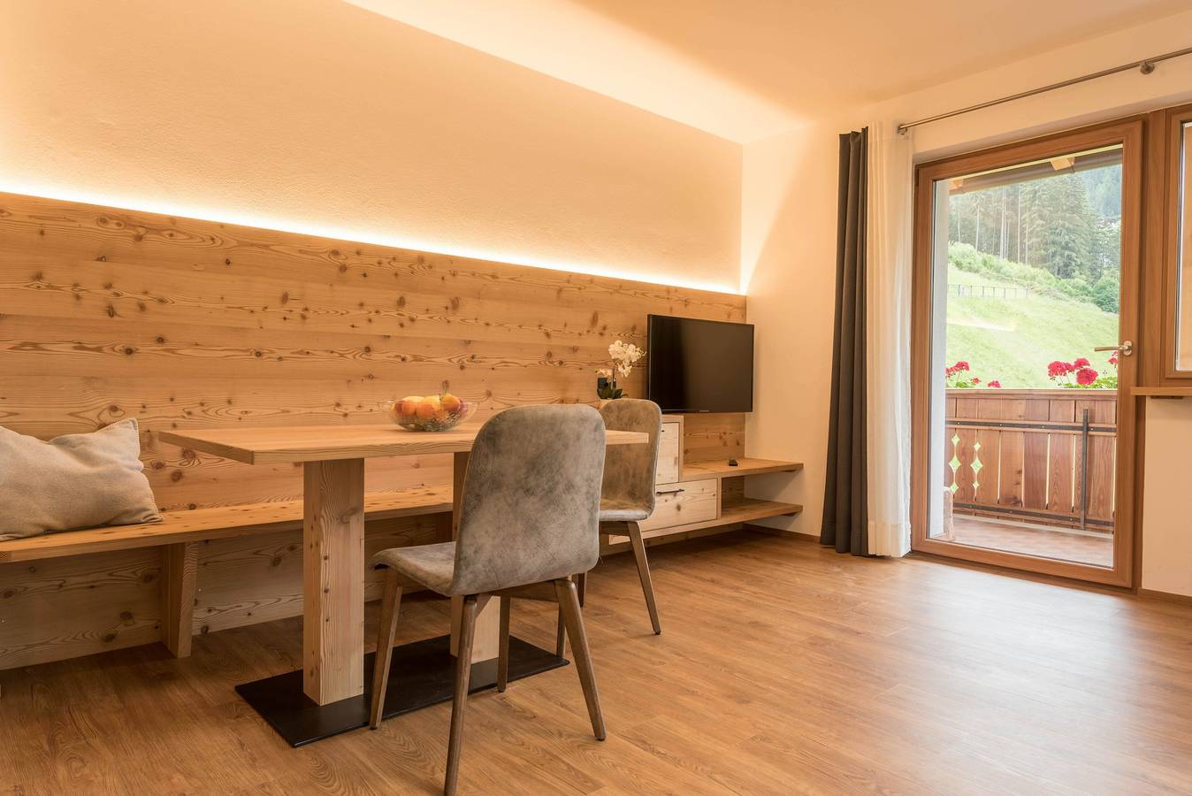 Ganze Wohnung, Einzimmerapartment "Mirko" mit Balkon, Bergblick, Garten & Wlan in St. Christina in Gröden, Dolomiti Superski