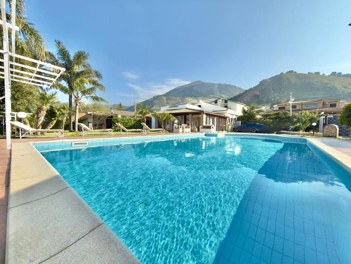 Ferienhaus für 10 Personen, mit Terrasse und Garten sowie Pool und Ausblick
