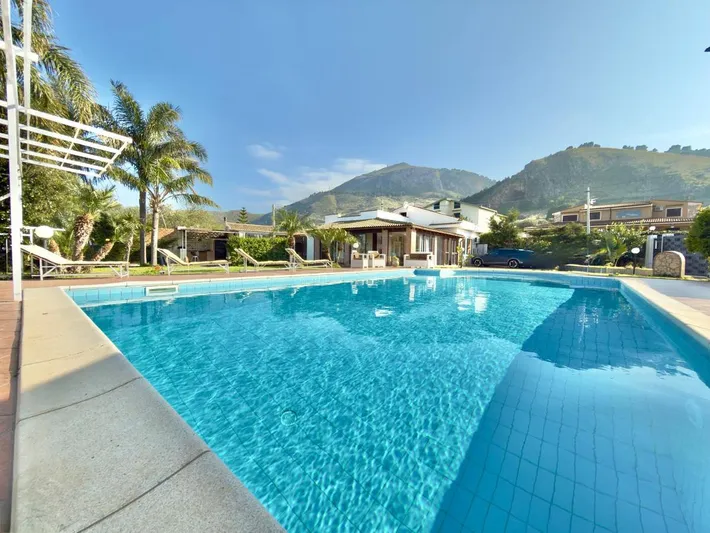 Villa per 10 persone, con piscina e panorama nonché giardino, con animali domestici - 1