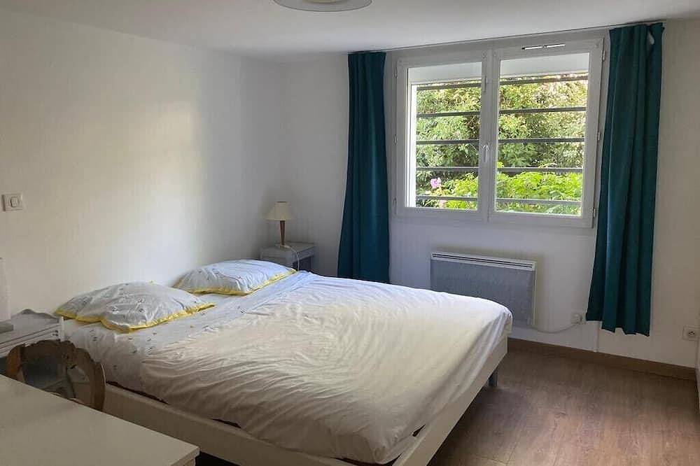 Entire apartment, 10mn walk from the lake, quiet one-bedroom apartment, ground floor with garden. in Cran-Gevrier, Annecy region