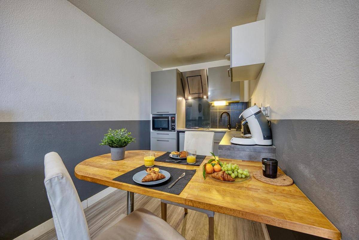 Appartement entier, Studio in city center - Very close to Cern and all amenities in Saint-Genis-Pouilly, Gex