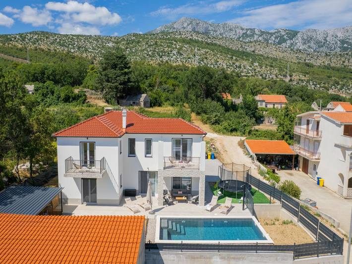 Ferienhaus für 8 Personen, mit Balkon und Terrasse sowie Garten und Pool in Omis