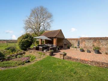Glamping for 10 People in Bledlow-cum-Saunderton, Buckinghamshire, Photo 3